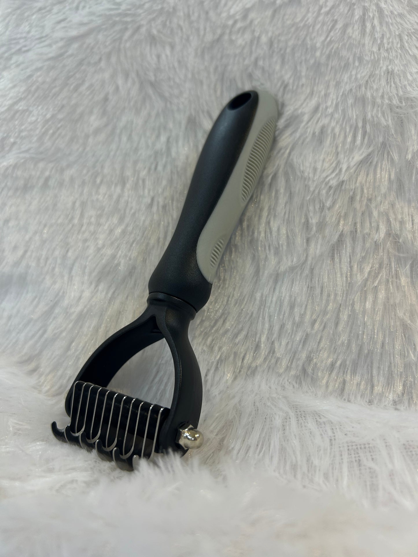 PetArcadia™ Pro 2-in-1 Deshedding Tool | Undercoat Rake & Dematting Brush